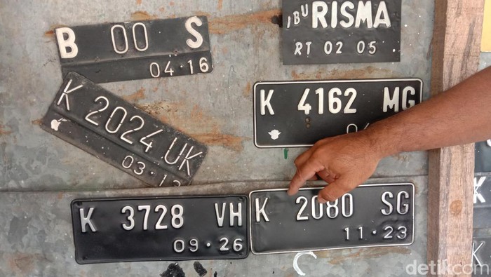 Pelat nomor Jasa pengerjaan pelat di pinggir jalanan Kembangjoyo, Kabupaten Pati, Rabu (12/4/2023). plat nomor