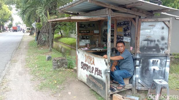 Jasa pembuatan pelat di pinggir jalanan Kembangjoyo, Kabupaten Pati, Rabu (12/4/2023).