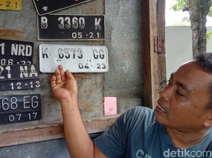 Pelat nomor di jasa pembuatan stempel dan pelat di Kabupaten Pati, Rabu (13/4/2023).