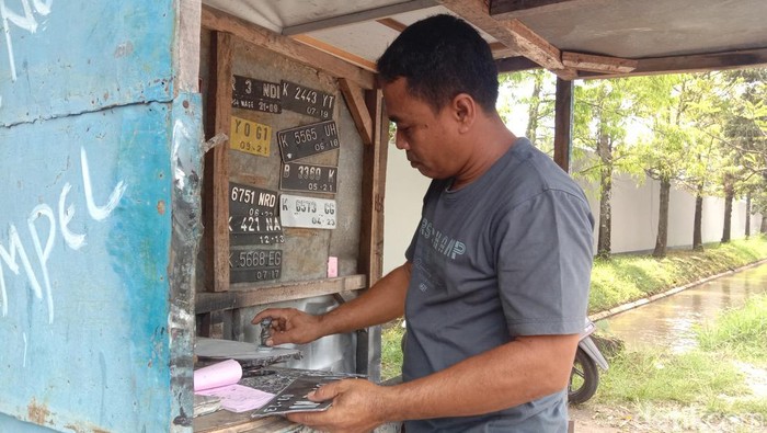 Jasa pembuatan pelat di pinggir jalanan Kembangjoyo, Kabupaten Pati, Rabu (12/4/2023).