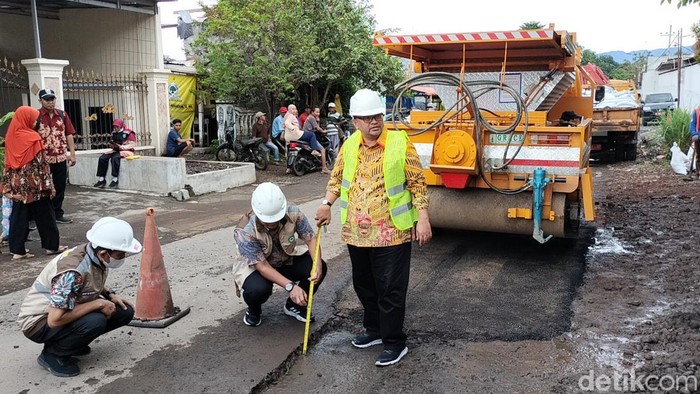 Pemkab Probolinggo kebut perbaikan jalan rusak jelang arus mudik 2023
