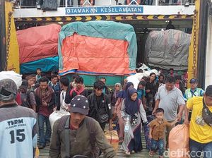 Gelombang Awal Pemudik Mulai Padati Pelabuhan Kendal