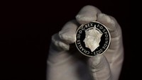 Meskipun mahkota itu dihancurkan pada tahun 1640-an, mahkota itu telah ditampilkan pada potret raja-raja yang dimahkotai di masa lalu dari abad ke-20, menurut Royal Mint.  