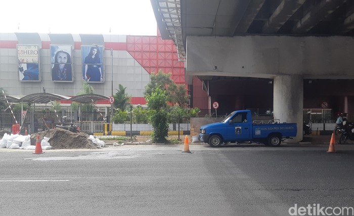 Perbaikan got di median jalan Pondok Indah, Jaksel, 13 April 2023. (Danu Damarjati/detikcom)