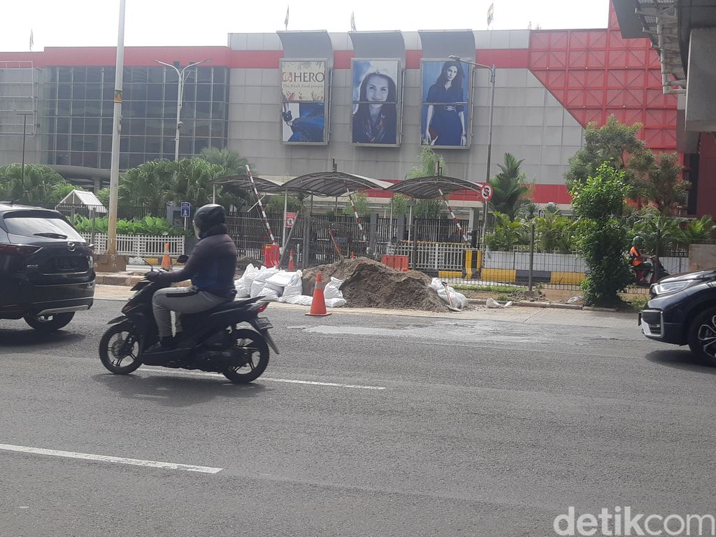 Perbaikan got di median jalan Pondok Indah, Jaksel, 13 April 2023. (Danu Damarjati/detikcom)