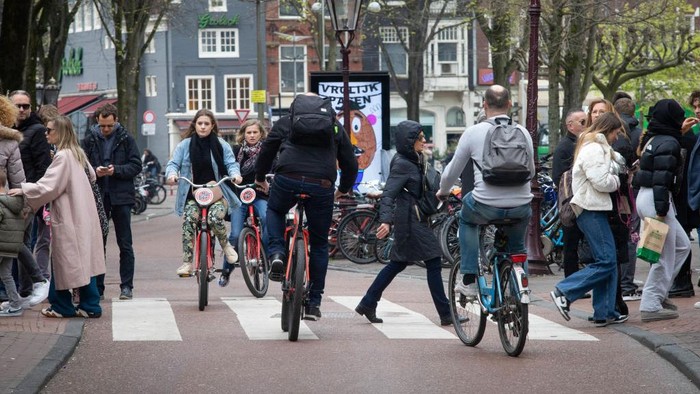 Amsterdam merupakan salah satu objek wisata kelas dunia. Pada tahun 2030, semua kendaraan berbahan bensin dan diesel tidak akan beroperasi di kota ini.