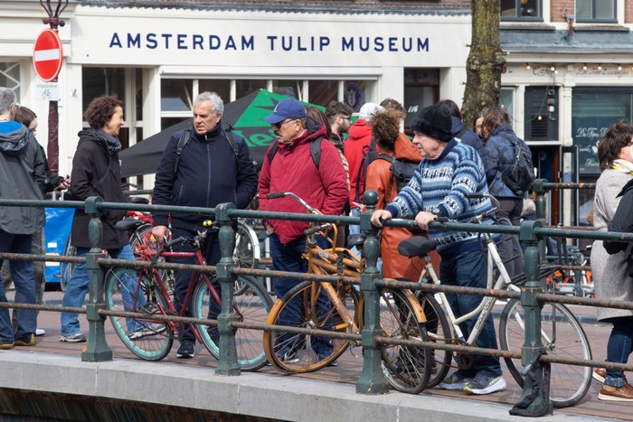 Amsterdam merupakan salah satu objek wisata kelas dunia. Pada tahun 2030, semua kendaraan berbahan bensin dan diesel tidak akan beroperasi di kota ini.