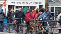 Amsterdam mengusulkan tindakan keras yang lebih luas terhadap mobil yang melintasi pusat kotanya dengan menutup sebagian jalan untuk lalu lintas.