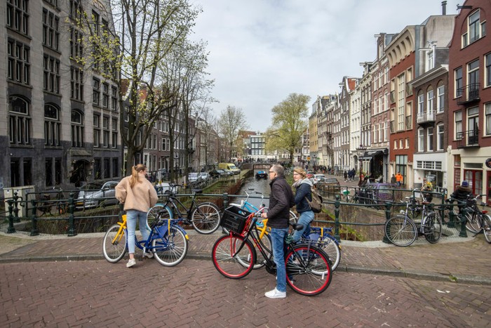 Amsterdam merupakan salah satu objek wisata kelas dunia. Pada tahun 2030, semua kendaraan berbahan bensin dan diesel tidak akan beroperasi di kota ini.