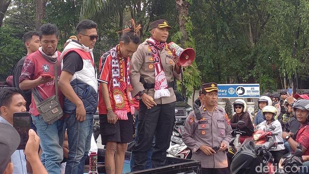 Keberangkatan suporter Solo dari Plaza Manahan ke Stadion Maguwoharjo, Sleman, Kamis (13/4/2023)