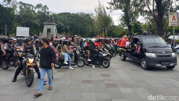 Keberangkatan suporter Solo dari Plaza Manahan ke Stadion Maguwoharjo, Sleman, Kamis (13/4/2023)