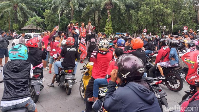 Keberangkatan suporter Solo dari Plaza Manahan ke Stadion Maguwoharjo, Sleman, Kamis (13/4/2023)