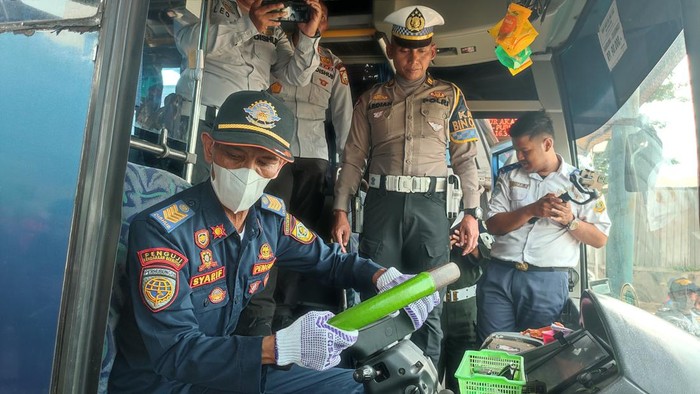 Petugas Gelar Ramp Check dan Tes Urine di Terminal Cileungsi Jelang Mudik (Rizky Adha/detikcom)