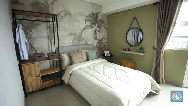 Petugas merapikan ruangan di Apartemen Semesta Mahata di Margonda, Depok, Jawa Barat, Kamis (13/4/2023). (CNBC Indonesia/Tri Susilo)