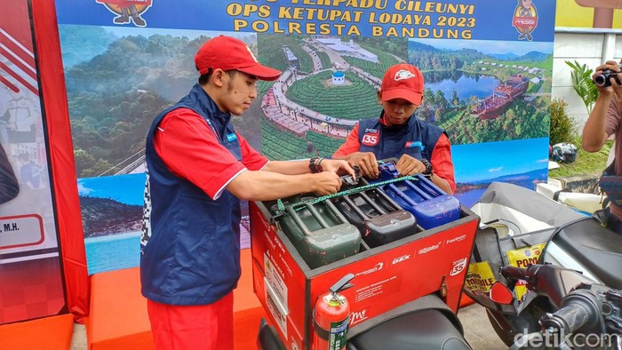 Petugas pom mini mobile tengah mempersiapkan bensin di Pos Pengamanan (Pos Pam) Cileunyi, Kamis (13/4/2023).