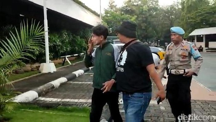 Polisi amankan peserta aksi demo di Gubernuran Semarang, Kamis (13/4/2023).