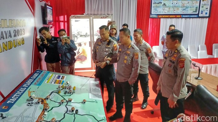 Polisi saat mengecek jalur selatan wilayah Kabupaten Bandung, Kamis (13/4/2023).
