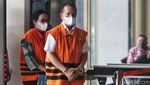 Potret Bupati Nonaktif Kapuas dan Istrinya Diborgol