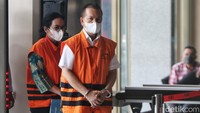 Keduanya kembali diperiksa terkait kasus yang menjeratnya. Kedua tangan mereka tampak diborgol.