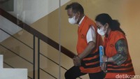 Pasangan suami istri tersebut menjadi tersangka dalam dugaan korupsi berupa pemotongan anggaran seolah-olah sebagai utang kepada penyelenggara disertai dengan penerimaan suap di lingkungan pemerintah daerah Kabupaten Kapuas, Kalimantan Tengah.