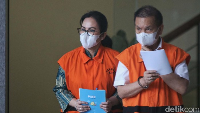 Potret Bupati Nonaktif Kapuas dan Istrinya Diborgol Ben Brahim S Bahat dan istri yang juga anggota DPR Ary Egahni kembali diperiksa KPK. Keduanya diperiksa terkait kasus korupsi di Pemkab Kapuas, Kalimantan Tengah.