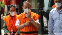 Bupati Nonaktif Kapuas, Kalimantan Tengah Ben Brahim S Bahat dan istri yang juga anggota DPR Ary Egahni berjalan di lobi KPK untuk pemeriksaan lanjutan di Gedung Merah Putih KPK, Jakarta, Kamis (13/4/2023).