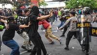 Petugas kepolisian berupaya membubarkan massa gabungan mahasiswa Kota Semarang yang mulai ricuh saat berunjuk rasa menolak pengesahan UU Cipta Kerja di depan kompleks kantor Gubernur Jawa Tengah dan DPRD Jawa Tengah, Kota Semarang, Jawa Tengah, Kamis (13/4/2023). ANTARA FOTO/Liem Mahesa Putra