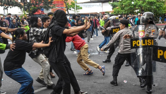 Potret Demo Ricuh di Kantor Ganjar Pranowo Gabungan mahasiswa Kota Semarang melemparkan dua ekor tikus ke arah petugas kepolisian saat berunjuk rasa menolak pengesahan UU Cipta Kerja di depan kompleks kantor Gubernur Jawa Tengah dan DPRD Jawa Tengah, Kota Semarang, Jawa Tengah, Kamis (13/4/2023). Dalam unjuk rasa yang sempat ricuh tersebut massa menuntut Gubernur Jawa Tengah dan DPRD Jawa Tengah agar menolak pengesahan UU Cipta Kerja, yang dianggap tidak memihak kepentingan rakyat. ANTARA FOTO/Liem Mahesa Putra/ast/hp.
