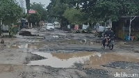 Tagar “Lampung” trending di Twitter sejak Rabu (12/4/2023). Ramai warganet membahas soal kondisi infrastruktur jalan yang sangat memprihatinkan. (Foto: TikTok @nughii94)