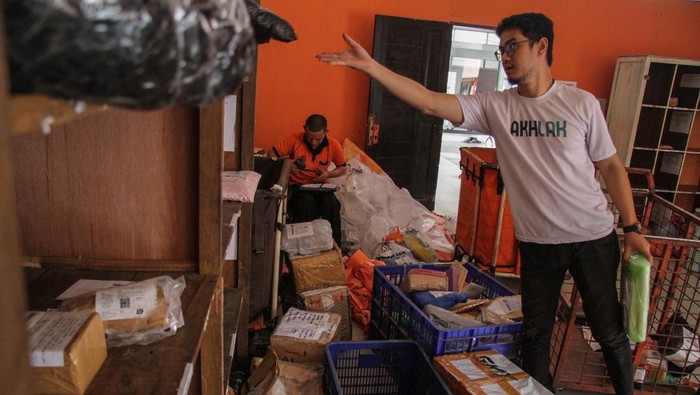 Potret Kurir ‘Kebanjiran’ Paket Jelang Lebaran Petugas menata paket barang yang akan dikirim melalui PT Pos Indonesia (Persero) di Kantor Pos Palangka Raya, Kalimantan Tengah, Kamis (13/4/2023). Menurut petugas kantor pos setempat memasuki pekan keempat jelang Lebaran pengiriman paket pos mengalami peningkatan 50 persen lebih dibandingkan hari biasa dan diprediksi terus mengalami kenaikan. ANTARA FOTO/Makna Zaezar/tom.
