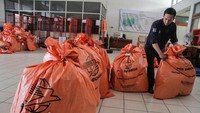 Menurut petugas kantor pos setempat, memasuki pekan keempat jelang Lebaran pengiriman paket pos mengalami peningkatan.