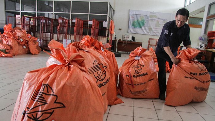 Petugas menata paket barang yang akan dikirim melalui PT Pos Indonesia (Persero) di Kantor Pos Palangka Raya, Kalimantan Tengah, Kamis (13/4/2023). Menurut petugas kantor pos setempat memasuki pekan keempat jelang Lebaran pengiriman paket pos mengalami peningkatan 50 persen lebih dibandingkan hari biasa dan diprediksi terus mengalami kenaikan. ANTARA FOTO/Makna Zaezar/tom.