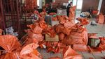 Potret Kurir Kebanjiran Paket Jelang Lebaran