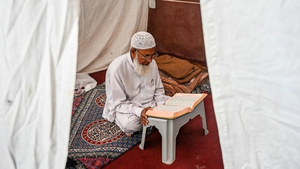 Potret Muslim Pakistan Berburu Malam Lailatulqadar di Masjid