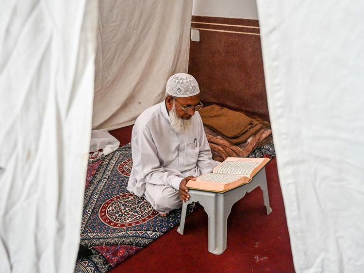 Potret Muslim Pakistan Berburu Malam Lailatulqadar di Masjid