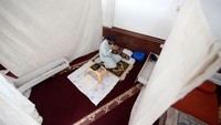 Selain itu, pengamalan Iktikaf pada malam Lailatulqadar didasarkan dari hadits yang diceritakan Aisyah RA. Dikisahkan, Nabi Muhammad SAW melakukan iktikaf selama 10 hari terakhir bulan Ramadan. (Hussain Ali/Anadolu Agency via Getty Images)