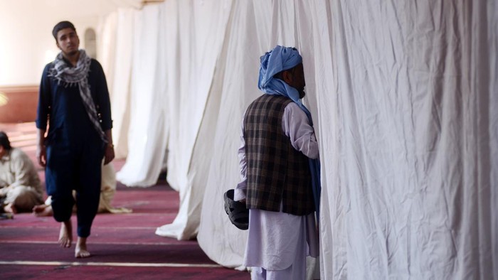 PESHAWAR, PAKISTAN - APRIL 11: Pakistani Muslim men prepare to observe Itikaf at a mosque during the last ten days of Islamic fasting month of Ramadan in Peshawar, Pakistan on April 11, 2023. (Photo by Hussain Ali/Anadolu Agency via Getty Images)