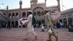 Potret Muslim Pakistan Berburu Malam Lailatulqadar di Masjid