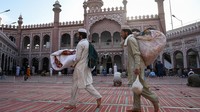 Umat Muslim bersiap untuk Iktikaf di sebuah masjid di Peshawar, Pakistan, Senin (11/4/2023). (Abdul Majeed/AFP via Getty Images)