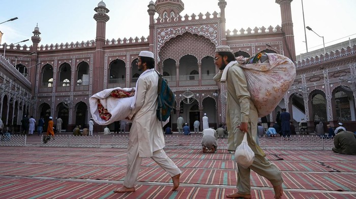 Potret Muslim Pakistan Habiskan 10 Malam Lailatulqadar di Masjid Muslim devotees arrive to sit before the start of Itikaf, a spiritual retreat, in a mosque during the holy month of Ramadan in Peshawar on April 11, 2023. (Photo by Abdul MAJEED / AFP) (Photo by ABDUL MAJEED/AFP via Getty Images)