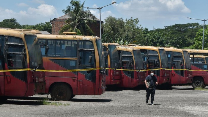 Sejumlah bus Transjakarta yang terbengkalai parkir di area Terminal Terpadu Pulo Gebang, Jakarta Timur, Rabu (12/4/2023). Dalam rangka menghapus Barang Milik Daerah (BMD), Pemerintah Provinsi DKI Jakarta akan melelang 417 bus Transjakarta yang terbengkalai ANTARA FOTO/ Fakhri Hermansyah/aww.