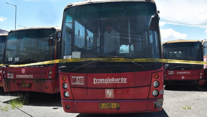 Sejumlah bus Transjakarta yang terbengkalai parkir di area Terminal Terpadu Pulo Gebang, Jakarta Timur, Rabu (12/4/2023). Dalam rangka menghapus Barang Milik Daerah (BMD), Pemerintah Provinsi DKI Jakarta akan melelang 417 bus Transjakarta yang terbengkalai ANTARA FOTO/ Fakhri Hermansyah/aww.