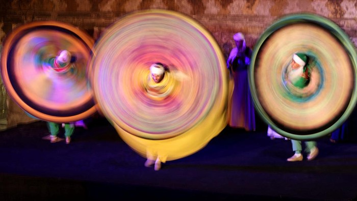 Traditional Egyptian dancers perform the Tanoura, an Egyptian version of Sufi dance, during the holy fasting month of Ramadan, at Al Ghouri Palace in the old Islamic area of Cairo, Egypt, April 12, 2023. REUTERS/Mohamed Abd El Ghany     TPX IMAGES OF THE DAY