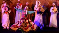 Penari tradisional Mesir menampilkan Tanoura di Istana Al Ghouri di kawasan Islam lama Kairo, Mesir, Rabu (13/4/2023).  