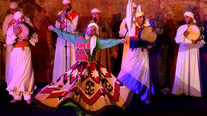 Traditional Egyptian dancers perform the Tanoura, an Egyptian version of Sufi dance, during the holy fasting month of Ramadan, at Al Ghouri Palace in the old Islamic area of Cairo, Egypt, April 12, 2023. REUTERS/Mohamed Abd El Ghany     TPX IMAGES OF THE DAY