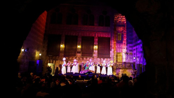 Traditional Egyptian dancers perform the Tanoura, an Egyptian version of Sufi dance, during the holy fasting month of Ramadan, at Al Ghouri Palace in the old Islamic area of Cairo, Egypt, April 12, 2023. REUTERS/Mohamed Abd El Ghany     TPX IMAGES OF THE DAY