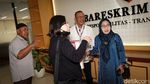 Potret Wanita Histeris di Rapat DPR-Kapolri Datangi Bareskrim