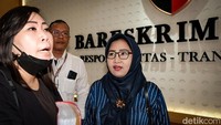 Diketahui, Drajat adalah wanita yang histeris saat rapat antara Komisi III DPR dengan Kapolri Jenderal Listyo Sigit Prabowo pada hari Rabu (12/4). 