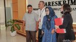 Potret Wanita Histeris di Rapat DPR-Kapolri Datangi Bareskrim