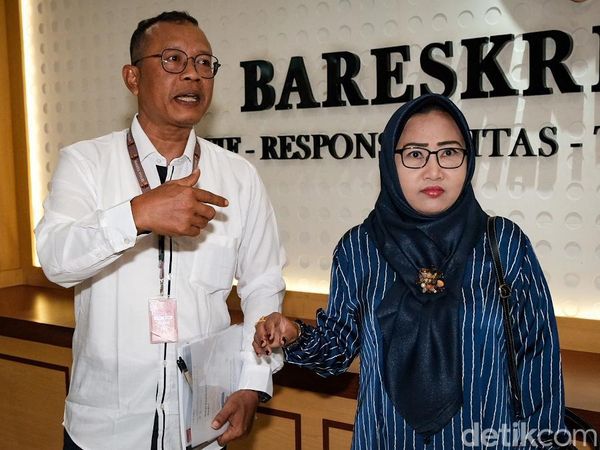 Potret Wanita Histeris di Rapat DPR-Kapolri Datangi Bareskrim